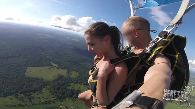 Видео в HD: Порно звезды прыгают голышом с парашютом [Эротика]